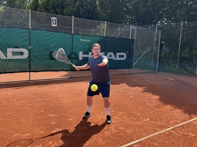Gilbert Weber auf rotem Sandplatz beim Tennis spielen