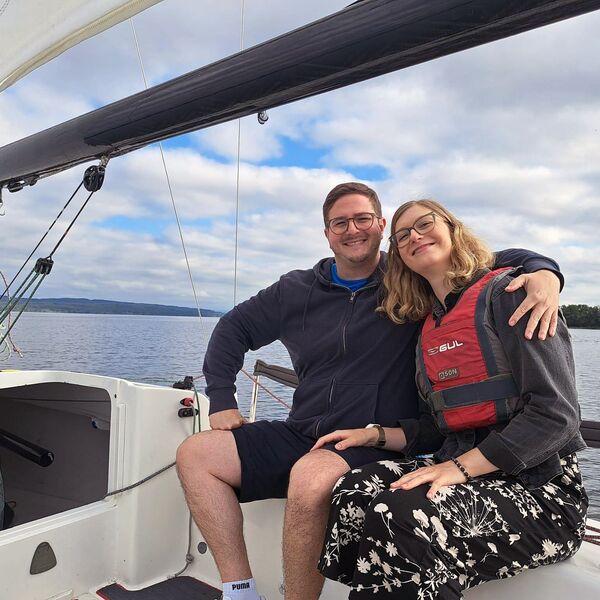 Gilbert Weber mit Verlobter Leonie  im Arm auf einem Segelboot